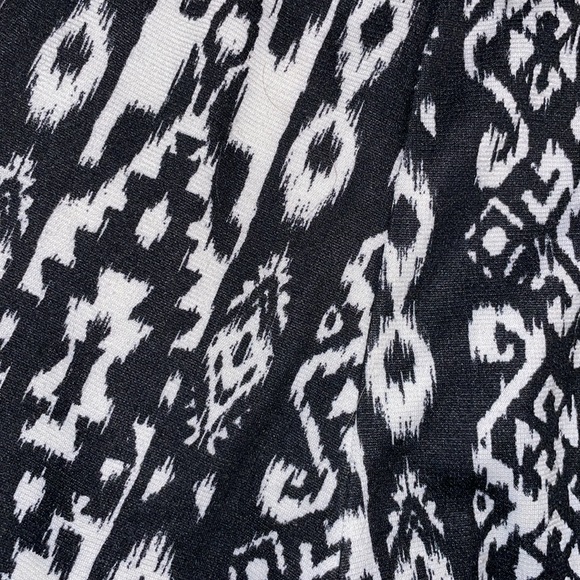 •ABOUT A GIRL•NWOT BLACK & WHITE ABSTRACT PATTERN SKORT SIZE LARGE - Picture 4 of 8